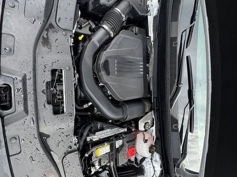 Used 2025 Chevrolet Traverse LT image 12