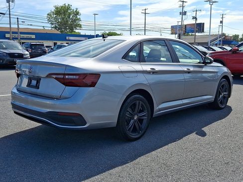 Used 2024 Volkswagen Jetta SE w/ Panoramic Sunroof Package FWD image 5