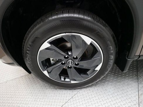 Used 2025 Nissan Rogue SV w/ SV Premium Package image 27