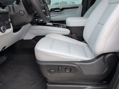 New 2025 Chevrolet Suburban Premier image 15