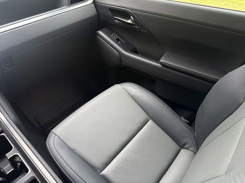 Used 2025 Lexus GX 550 w/ Accessory Package (2T) image 15