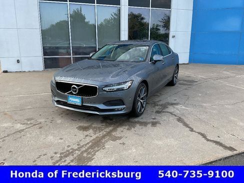 Used 2018 Volvo S90 T5 Momentum w/ Convenience Package FWD image 2