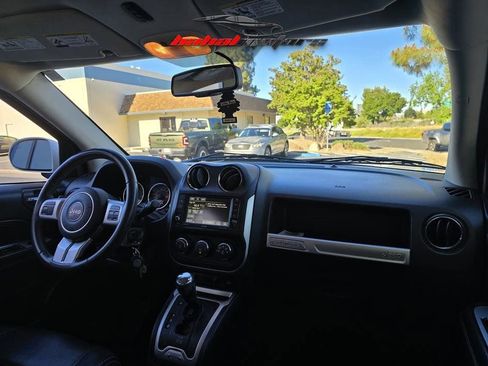 Used 2017 Jeep Compass Latitude FWD image 19