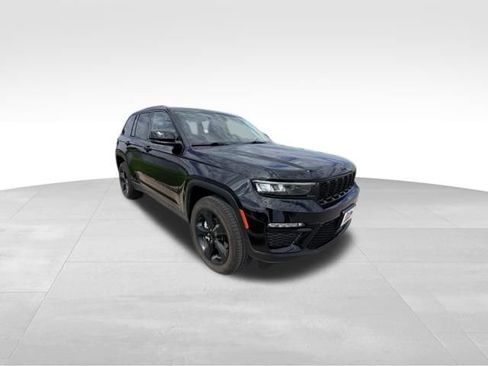 Used 2023 Jeep Grand Cherokee Limited w/ Black Appearance Package AWD/4WD image 4