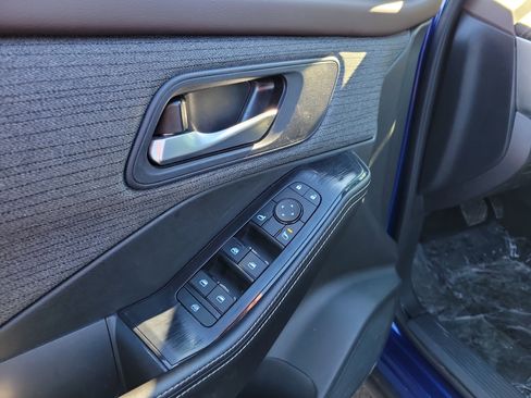 Used 2023 Nissan Rogue SV image 18