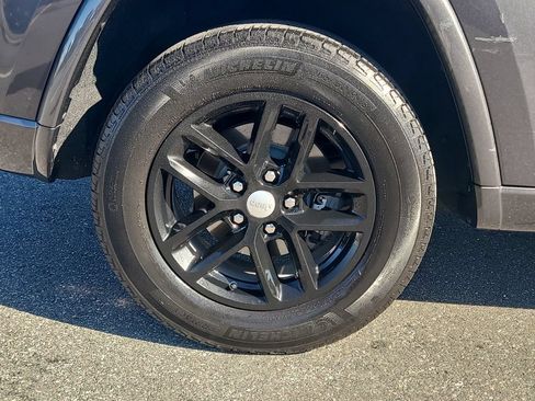 Used 2018 Jeep Grand Cherokee Altitude AWD/4WD image 6