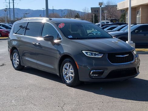 Used 2022 Chrysler Pacifica Touring-L image 7