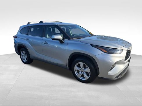 Used 2023 Toyota Highlander LE image 6