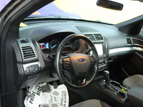 Used 2017 Ford Explorer XLT w/ XLT Technology Feature Bundle FWD image 14