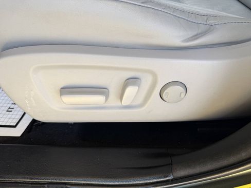 Used 2015 Toyota Highlander Plus FWD image 11