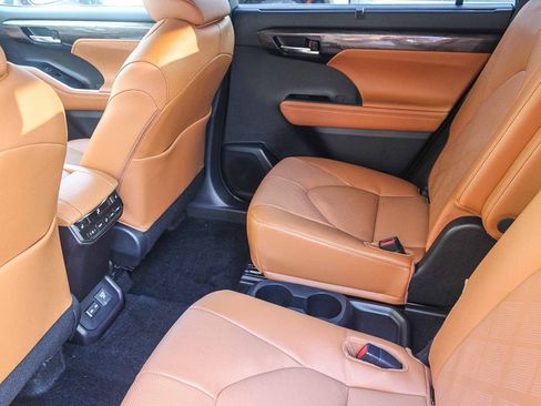 New 2026 Toyota Highlander Platinum AWD/4WD image 21
