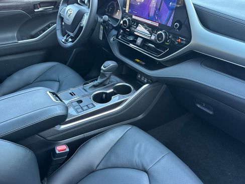 New 2026 Toyota Highlander Platinum AWD/4WD image 18