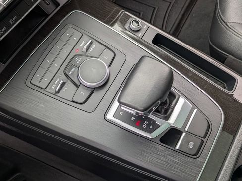Used 2020 Audi Q5 Premium image 16