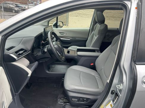 Used 2023 Toyota Sienna XLE AWD/4WD image 13