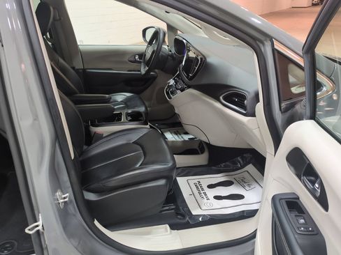 Used 2023 Chrysler Pacifica Touring-L FWD image 9