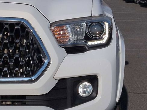 Used 2019 Toyota Tacoma TRD Sport image 11