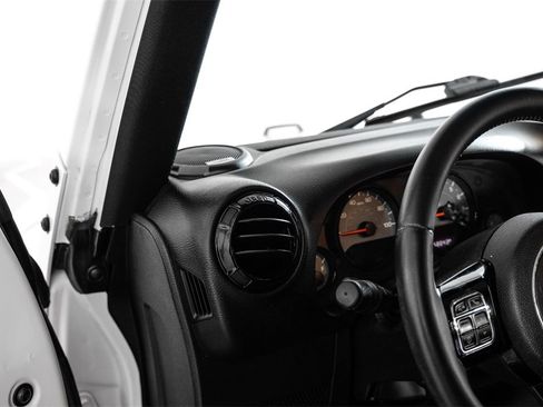 Used 2017 Jeep Wrangler Sahara image 23