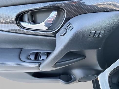 Used 2019 Nissan Rogue SL w/ Premium Package image 15