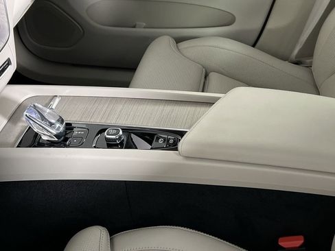 Certified 2023 Volvo XC60 B5 Ultimate w/ Protection Package Premier image 23