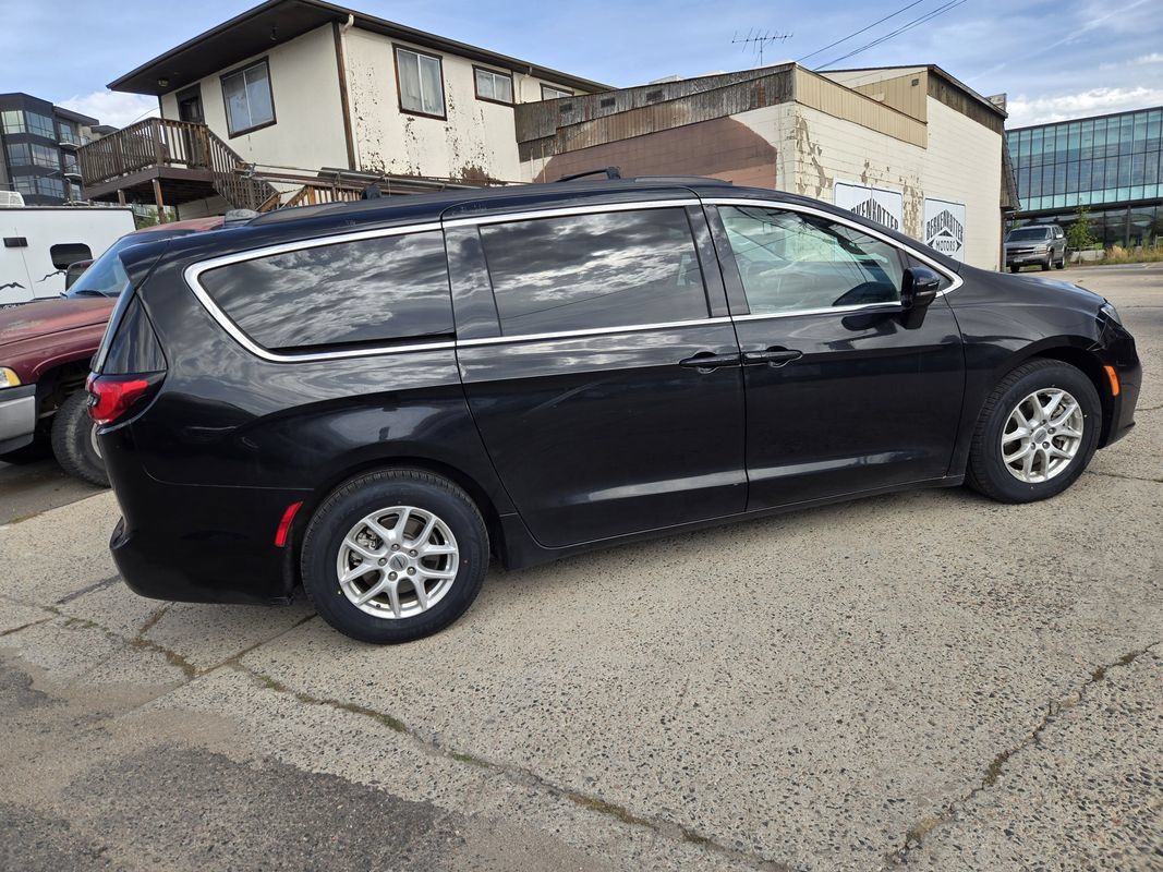 Used 2022 Chrysler Pacifica Touring-L FWD image 12