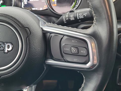 Used 2022 Jeep Wrangler Unlimited Sahara w/ Cold Weather Group image 11