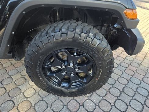 Used 2023 Jeep Gladiator Willys image 19