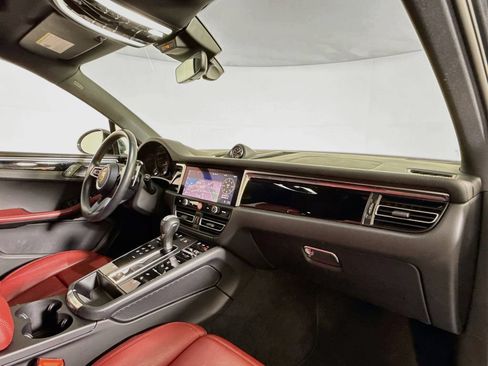 Certified 2025 Porsche Macan AWD/4WD image 17