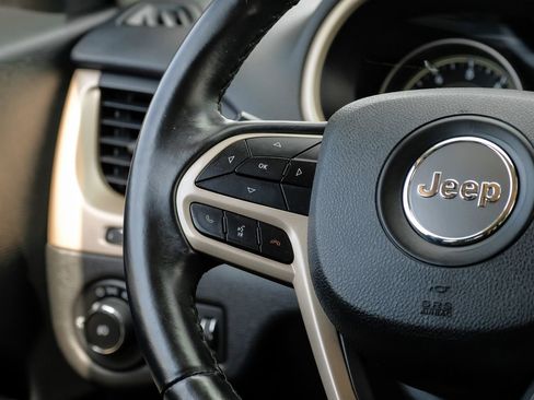 Used 2017 Jeep Cherokee Latitude w/ Safety/Convenience Group image 18