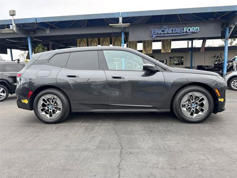Used 2022 BMW iX xDrive50 w/ Dynamic Handling Package image 6