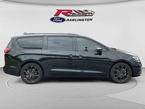 Used 2022 Chrysler Pacifica Limited w/ S Appearance Package FWD image 3