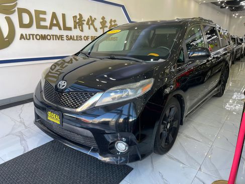 Used 2015 Toyota Sienna SE Premium image 3