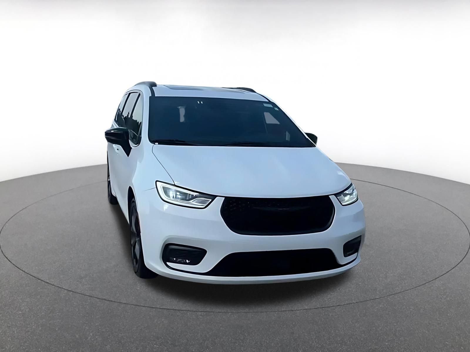 Used 2025 Chrysler Pacifica Limited FWD image 3
