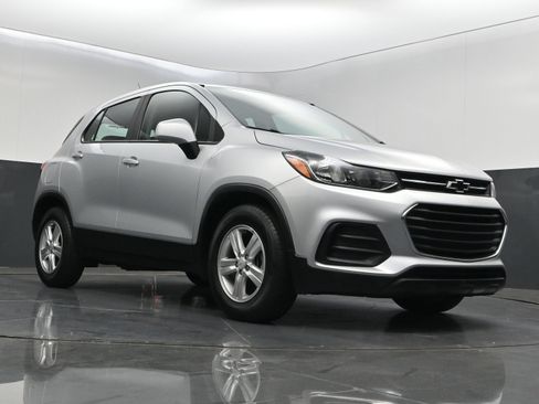 Used 2020 Chevrolet Trax LS FWD image 30