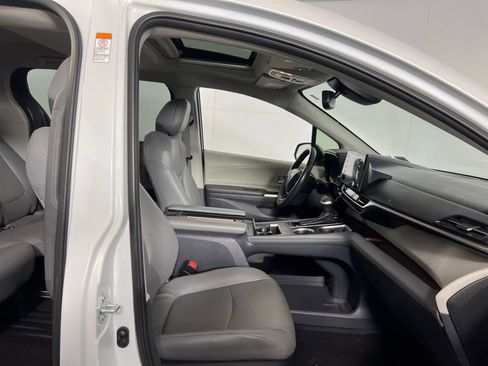 Used 2023 Toyota Sienna XLE image 28