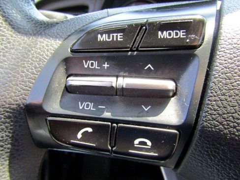 Used 2019 Hyundai Elantra SE FWD image 17