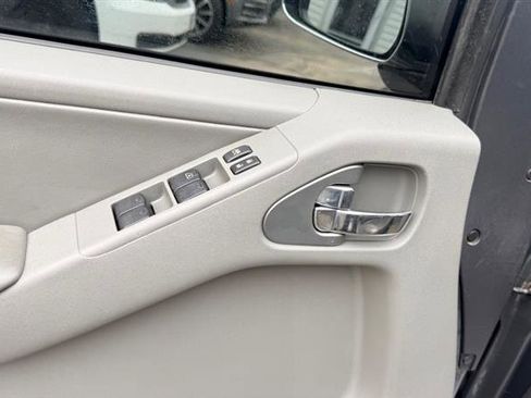Used 2013 Nissan Frontier SL image 28