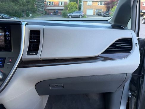 Used 2015 Toyota Sienna XLE w/ XLE Navigation Package FWD image 31