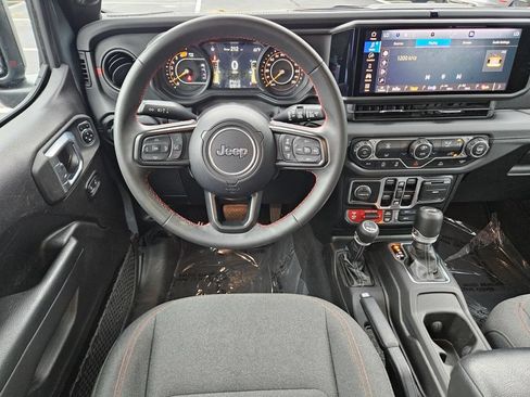 Used 2025 Jeep Wrangler Unlimited Rubicon AWD/4WD image 13