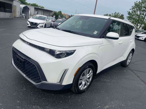 Used 2023 Kia Soul LX FWD image 2