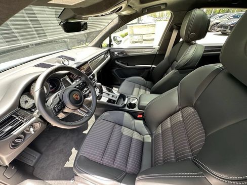 Used 2026 Porsche Macan AWD/4WD image 4