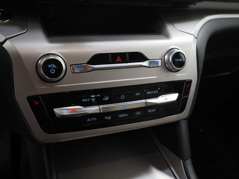 Used 2021 Ford Explorer XLT image 22