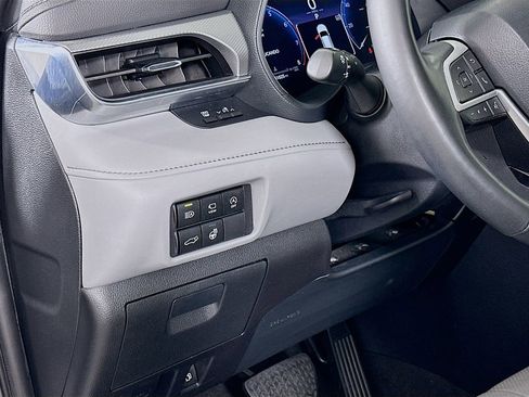 Used 2023 Toyota Highlander Platinum image 10