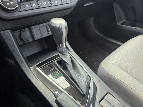 Used 2014 Toyota Corolla LE FWD image 19