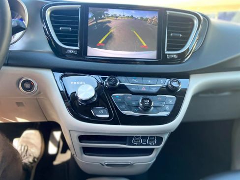 Used 2024 Chrysler Pacifica Touring-L image 17