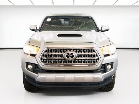 Used 2016 Toyota Tacoma TRD Sport image 2