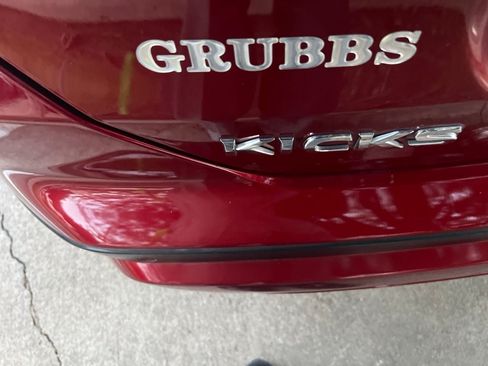 Used 2021 Nissan Kicks SV FWD image 3