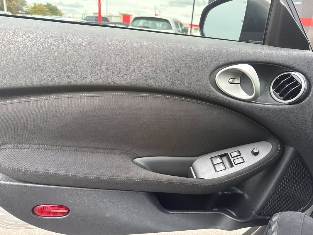 Used 2011 Nissan 370Z Coupe RWD image 27
