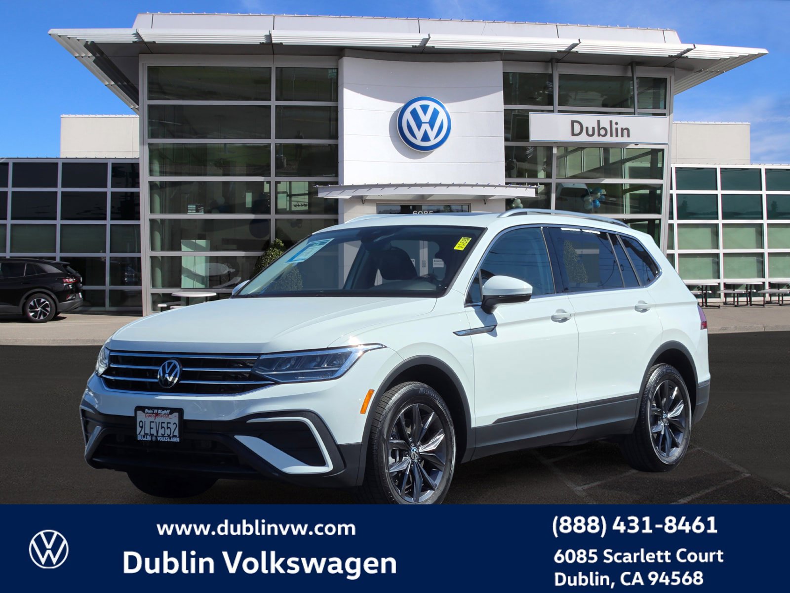 Certified 2024 Volkswagen Tiguan SE w/ Panoramic Sunroof Package AWD/4WD image 8