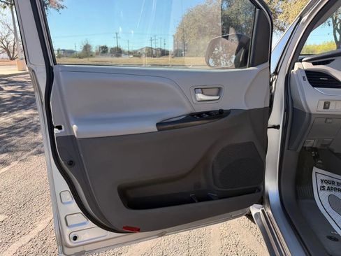 Used 2017 Toyota Sienna LE image 16