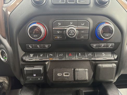 Used 2021 Chevrolet Silverado 2500 High Country w/ Technology Package image 28